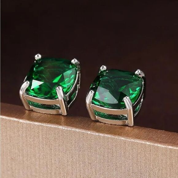 Green Natural Zircon Stud Push Back Earrings on 925 Sterling Silver - Picture 8 of 12